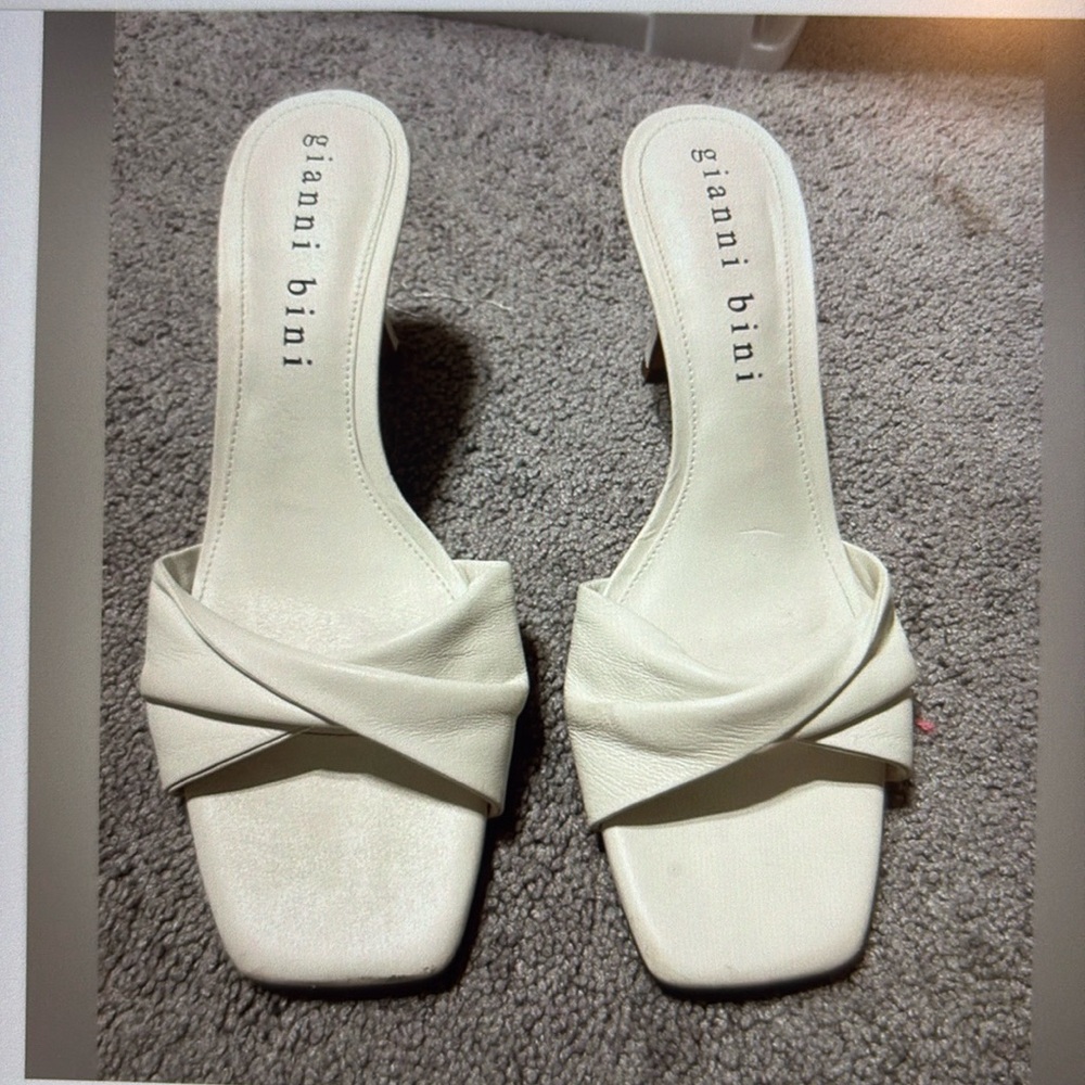 Gianni Bini white bow heels! The heel is small!